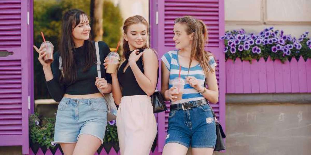 How Celebrities Style Oversized Outfits